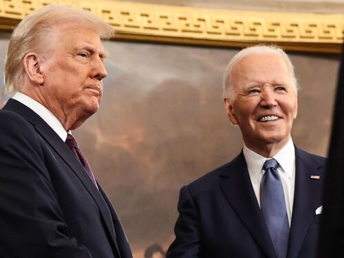 Trump alla guerra con Biden (e i suoi accusatori). "Provvedimenti di grazia nulli, non li ha firmati"