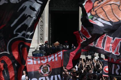 L'amore rossonero per l'ultimo saluto a Berlusconi 8