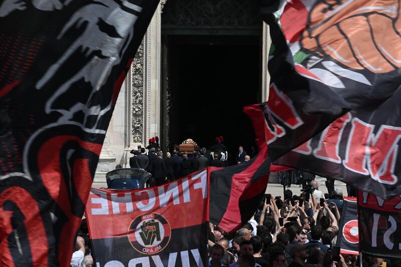 L'amore rossonero per l'ultimo saluto a Berlusconi 8
