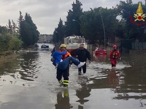 Nubifragio a Palermo, sub in strada per salvare le persone