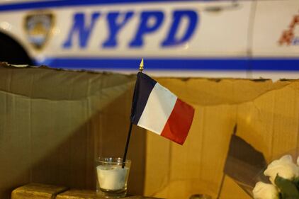 In tutto il mondo la solidarietà per Parigi si tinge del tricolore francese 15