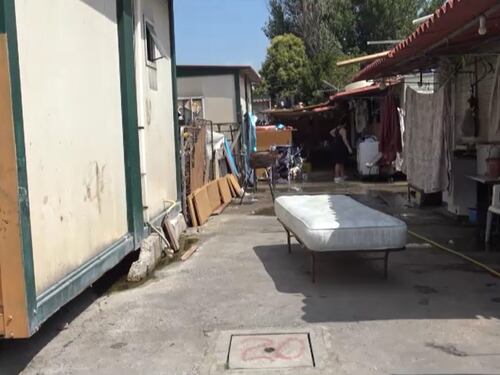 Stop alle auto nei campi rom, i nomadi: "Chiudiamo noi la strada agli italiani"