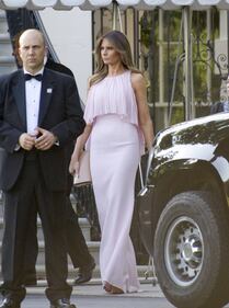 Melania in rosa (con le spalle scoperte) al matrimonio del segretario al Tesoro 5