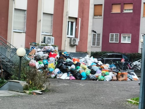 "La situazione è fuori controllo". Ancora un incendio nell'ex hotel di Milano