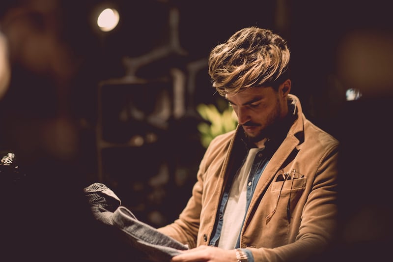 Milano, Mariano Di Vaio "commesso" per un giorno: apre il primo e-shop 7