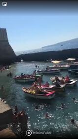 Napoli, tuffi pericolosi dai lampioni del ponte di Castel dell'Ovo 5