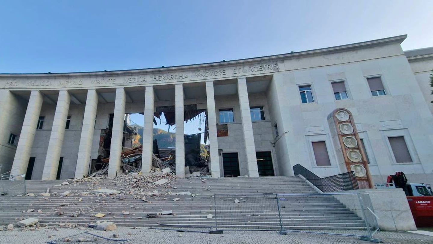 Crolla parte del palazzo del tribunale di Bolzano, nessuna persona coinvolta. "Abbiamo pensato a un attentato"