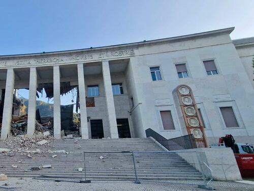 Crolla parte del palazzo del tribunale di Bolzano, nessuna persona coinvolta. "Abbiamo pensato a un attentato"