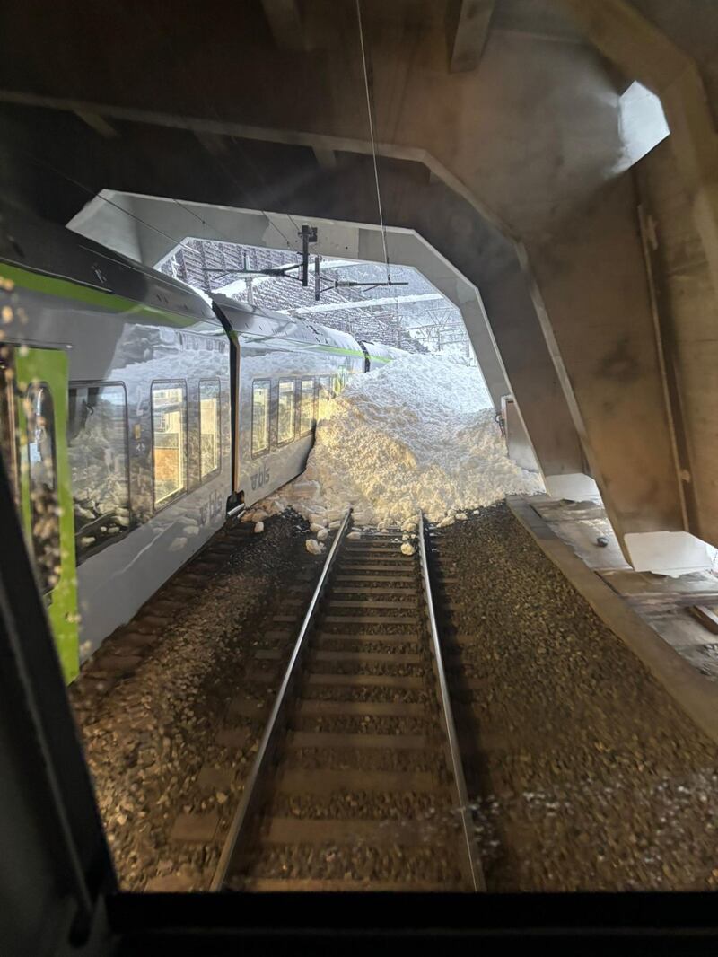 Svizzera, treno deraglia per una frana: le immagini 1