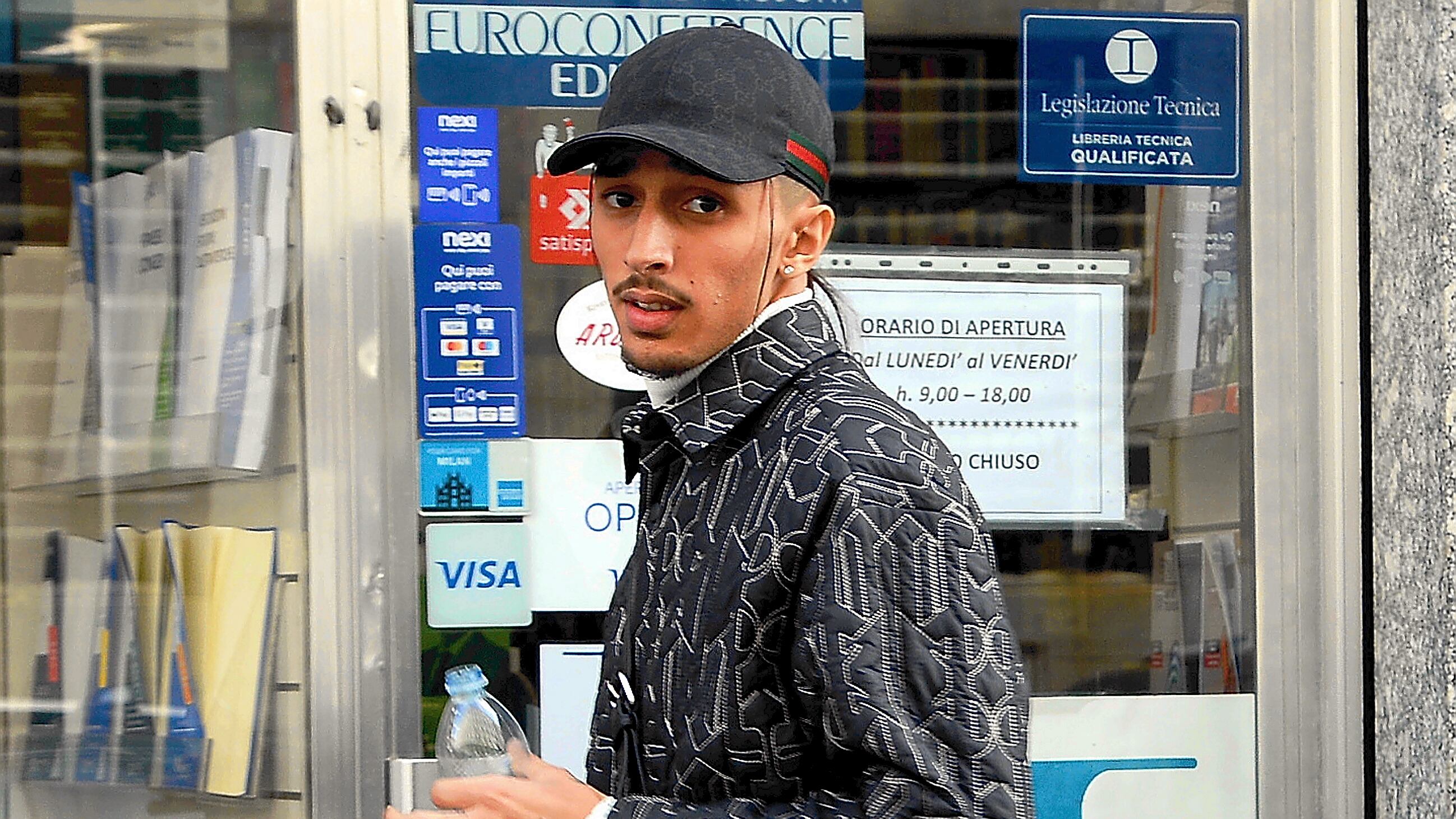 "È mio fratello". Baby Gang videochiama il nipote del boss dal palco