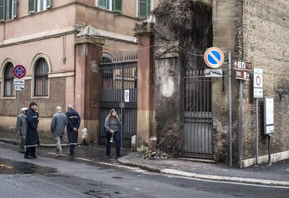 Porta Pia, crolla pezzo di muro 2
