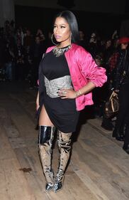 Nicki Minaj fuori di seno alla Paris Fashion Week 23