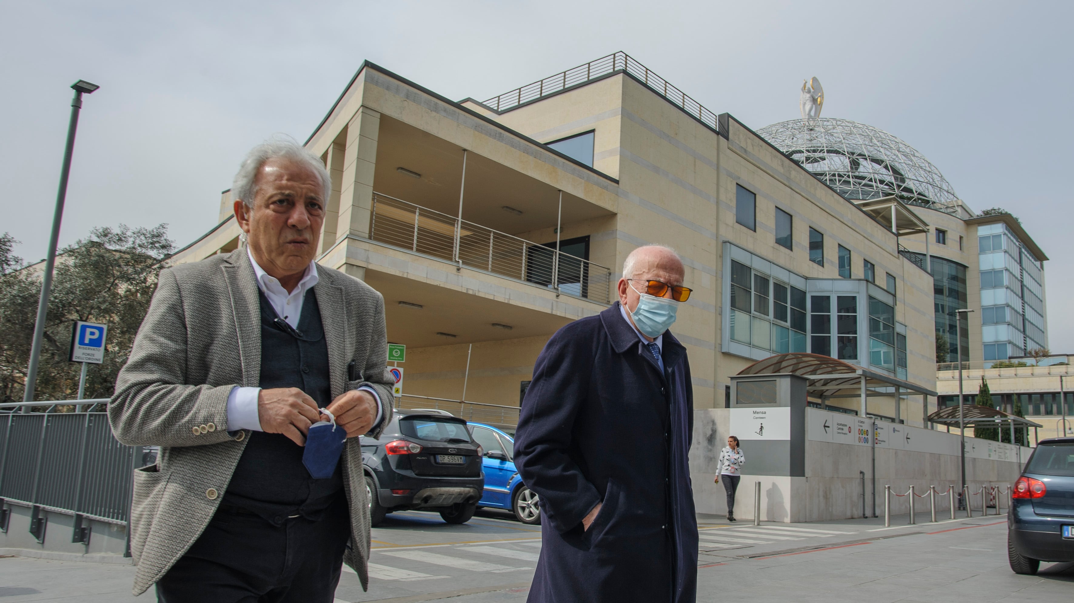 "Sta meglio di prima". Amici e parenti in visita dal Cav
