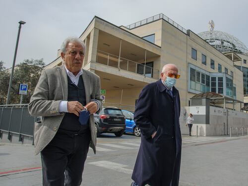"Sta meglio di prima". Amici e parenti in visita dal Cav