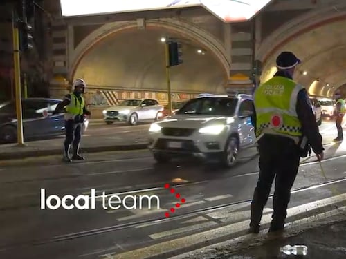 Milano, taxi in sorpasso finisce contro un tram