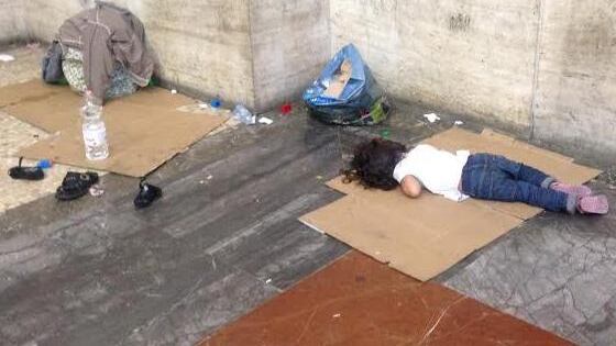 I bimbi dormono sui cartoni, la Milano del 2015 si vergogna