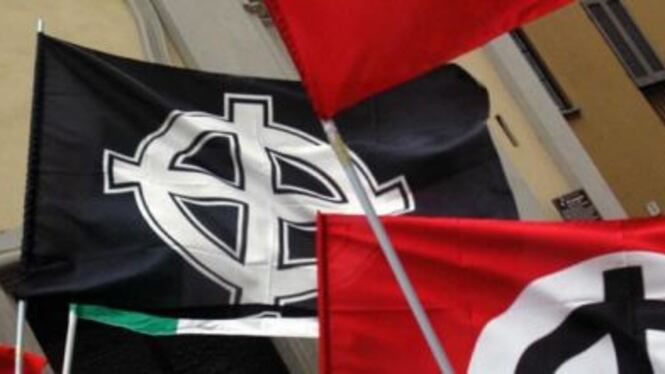 Anche Forza Nuova si fa la sua toga rossa