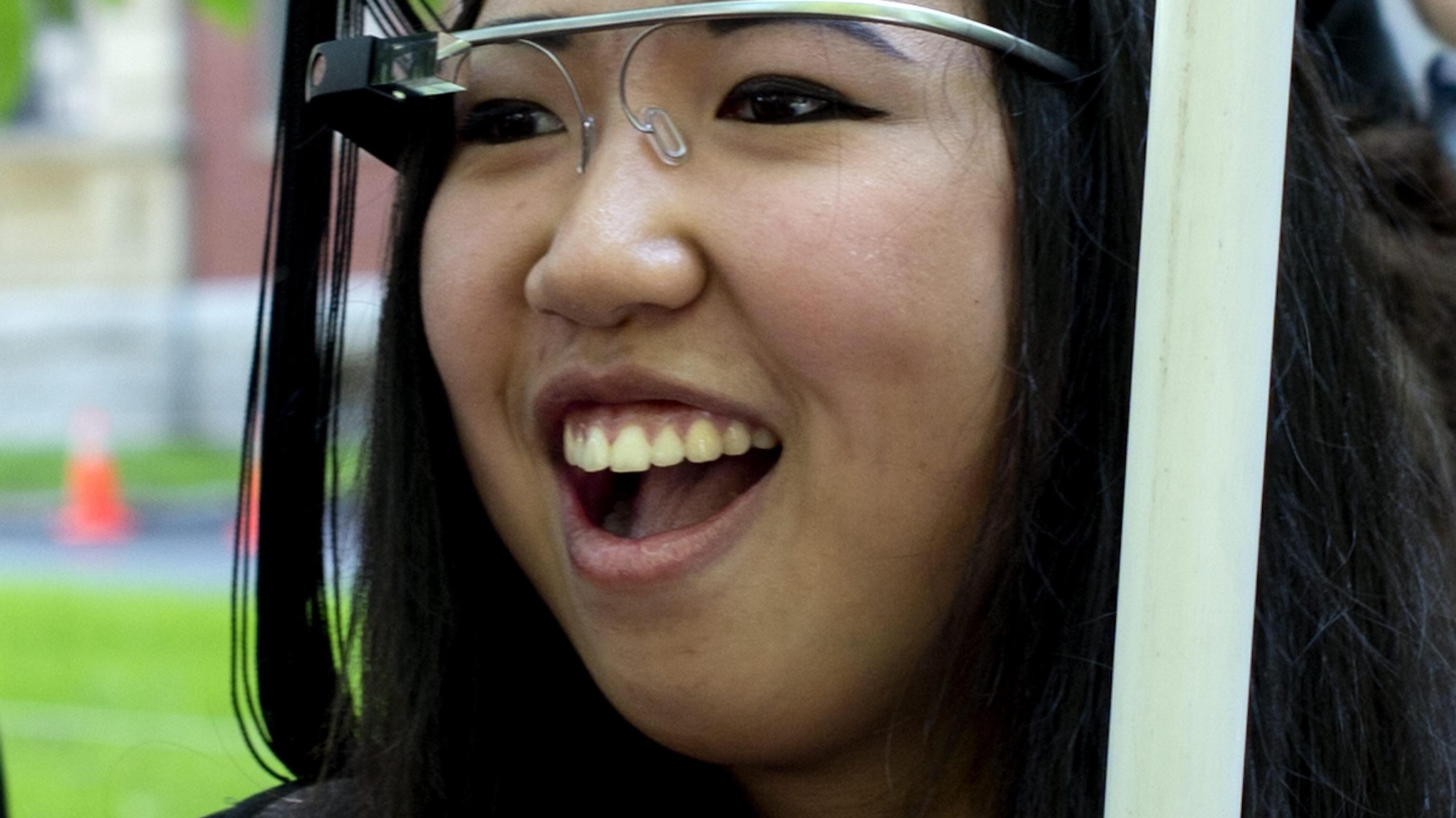 Siri si fa beffe degli occhiali Google: "Felice di non essere Glass"