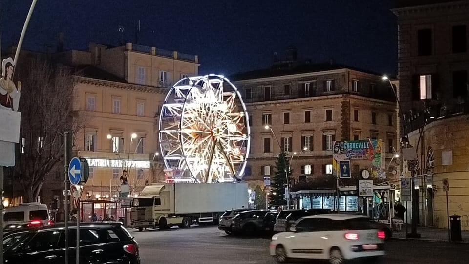 Via quella ruota, ci spiano in casa