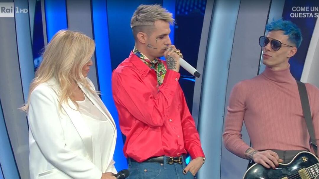 Achille Lauro in borghese da Mara Venier: "Grazie, mi hai difeso"