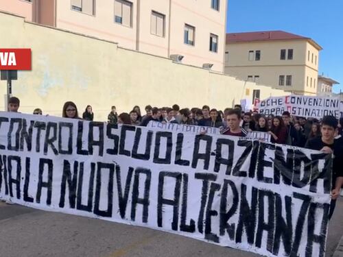 Studenti in piazza contro il governo: "Tornate a casa"