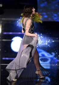 Bianca Atzei e quei mutandoni sotto il vestito trasparente 4