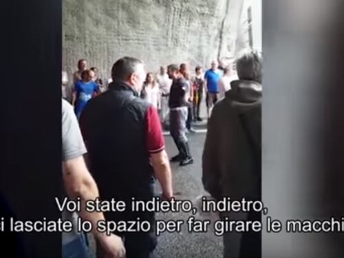 "Ora cercate di capire..." Il discorso del poliziotto che calma gli automobilisti sotto choc