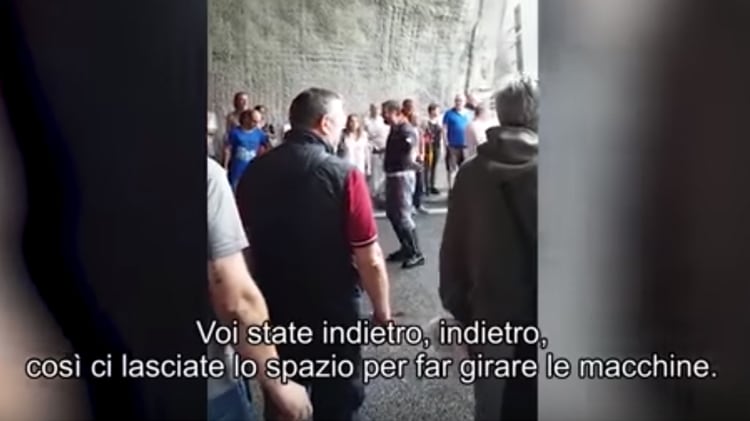 "Ora cercate di capire..." Il discorso del poliziotto che calma gli automobilisti sotto choc
