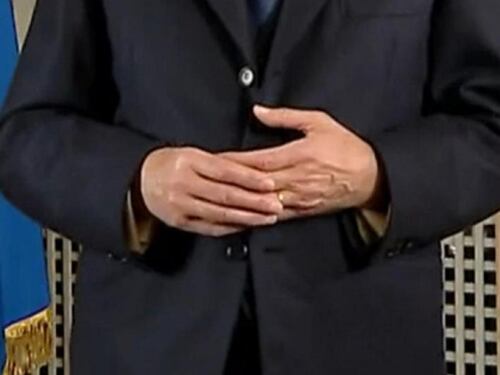 Mattarella gioca con la fede nuziale, Omicron e gli auguri: quindi, oggi...