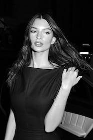 Emily Ratajkowski senza reggiseno a Parigi 26