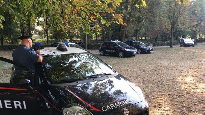 Vede i carabinieri e si getta nell'Arno: preso extracomunitario