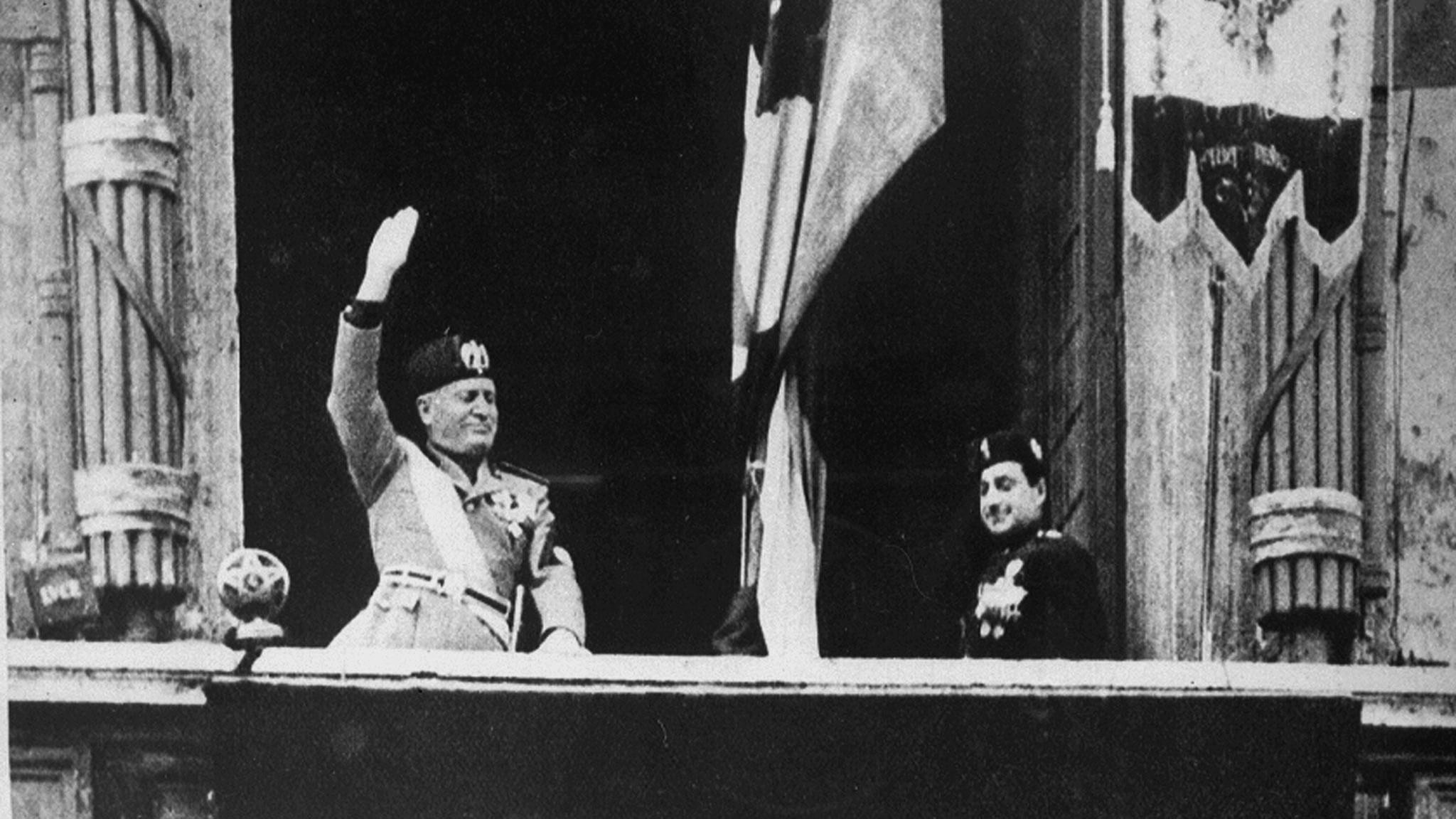 Il Pd vuole sfrattare il Duce: pièce della discordia a teatro