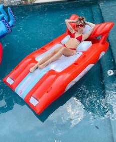 Miley Cyrus sexy in piscina 2