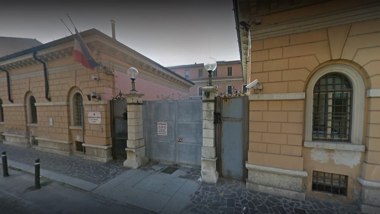 La furia del pregiudicato romeno: calci e sputi contro i poliziotti