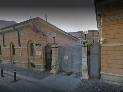 La furia del pregiudicato romeno: calci e sputi contro i poliziotti