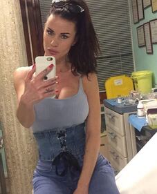 Antonella Mosetti, curve mozzafiato in giallo 7