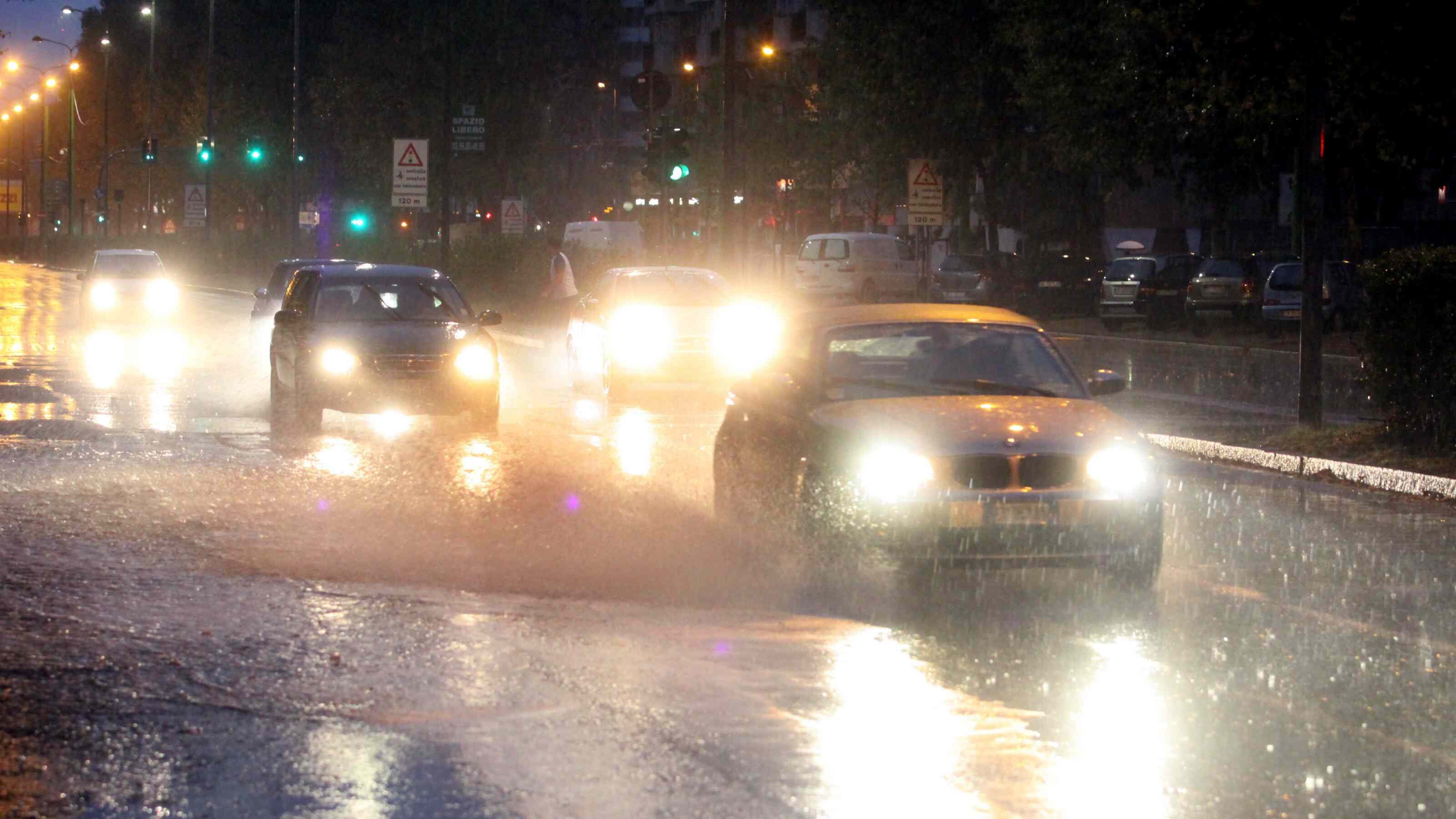 Maltempo, violento tifone su Milano. Alberi caduti e strade in tilt