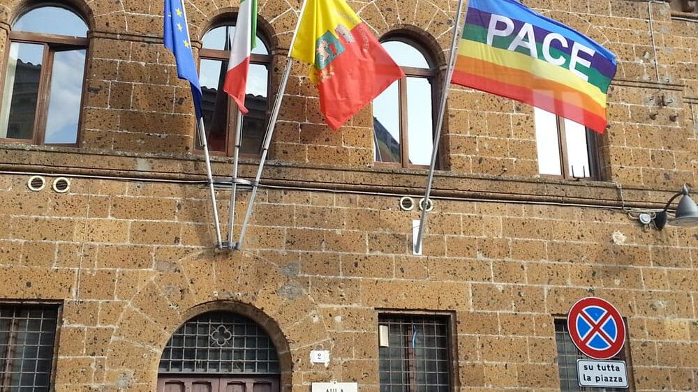 Cerveteri, la prefettura al sindaco Pascucci: "Bandiera della pace stia lontana dai vessilli istituzionali"