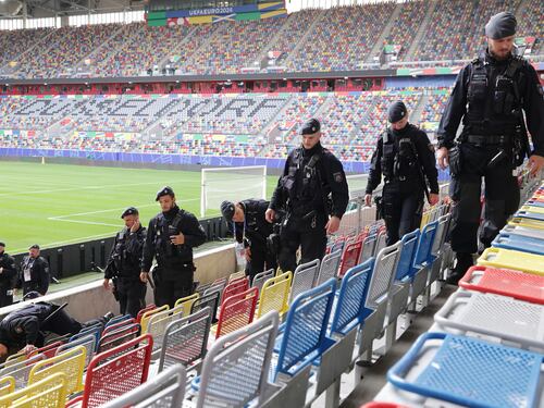 Coltelli e bombe carta: fermati oltre 60 tifosi italiani a Dortmund prima di Italia-Albania