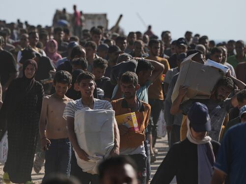 L'assalto e gli spari in aria: Gaza nel caos per la consegna degli aiuti. Accuse tra Israele e ONU