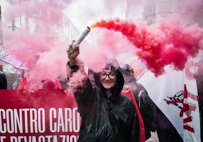 I soliti centri sociali bruciano le bandiere in piazza a Torino 1