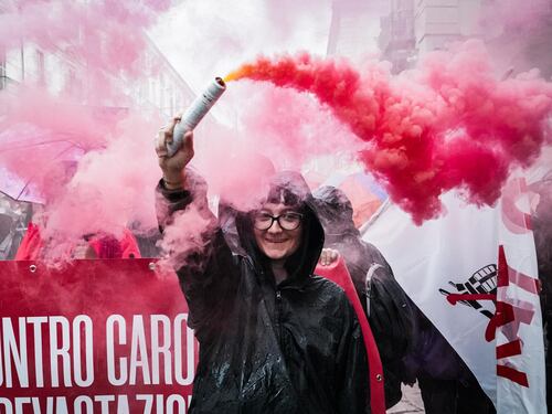 I soliti centri sociali bruciano le bandiere in piazza a Torino
