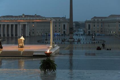 Benedizione "Urbi et Orbi" davanti a una piazza San Pietro deserta per il lockdown, Città del Vaticano 27 marzo 2020