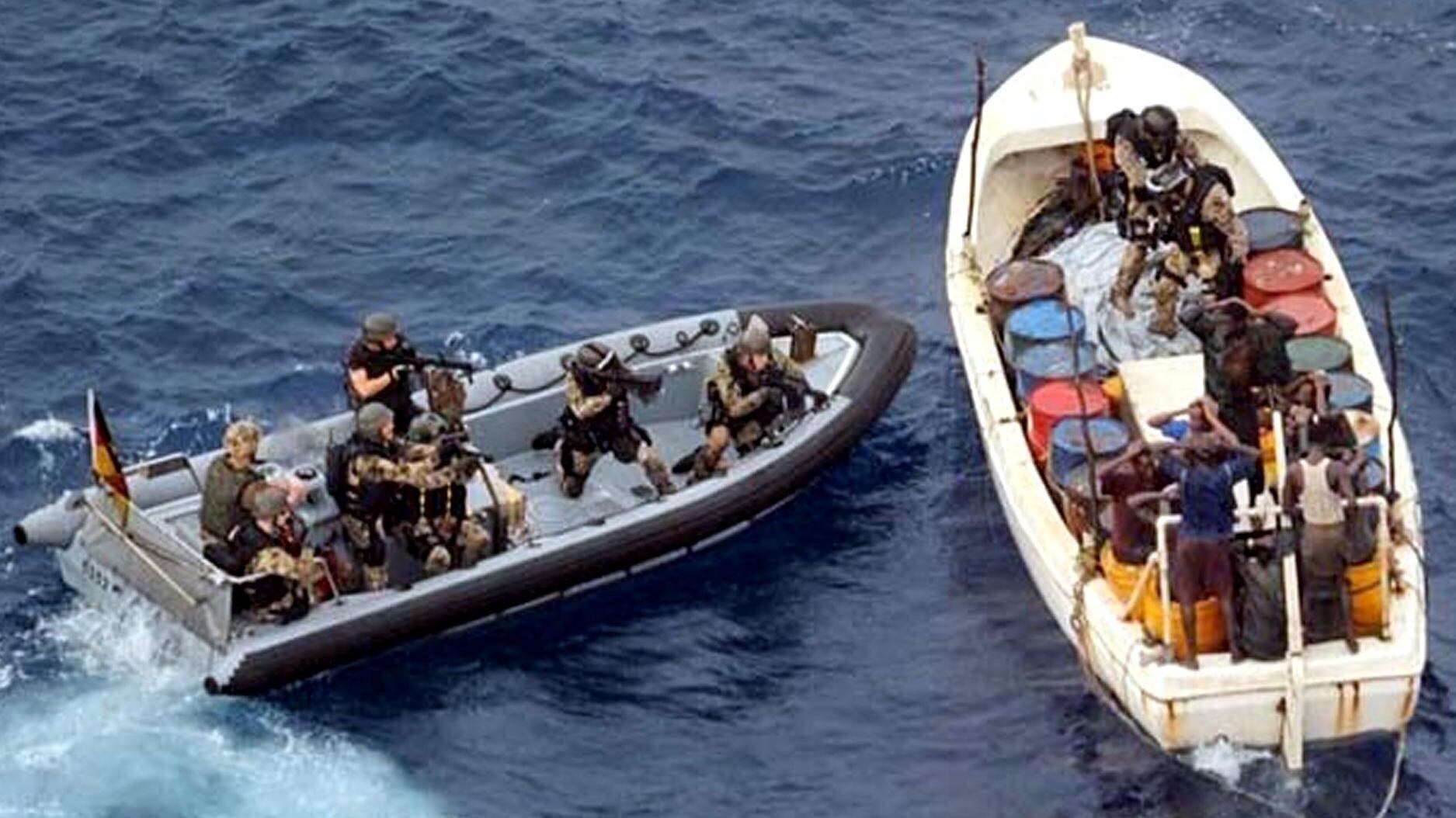 Ecco la pirateria di oggi: tra boss della droga e pescatori col machete
