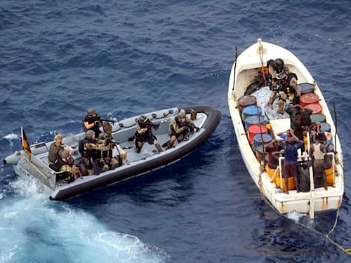 Ecco la pirateria di oggi: tra boss della droga e pescatori col machete