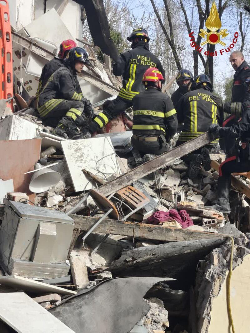 La palazzinana di due piani crollata a Roma: vigili del fuoco lavorano tra le macerie 3