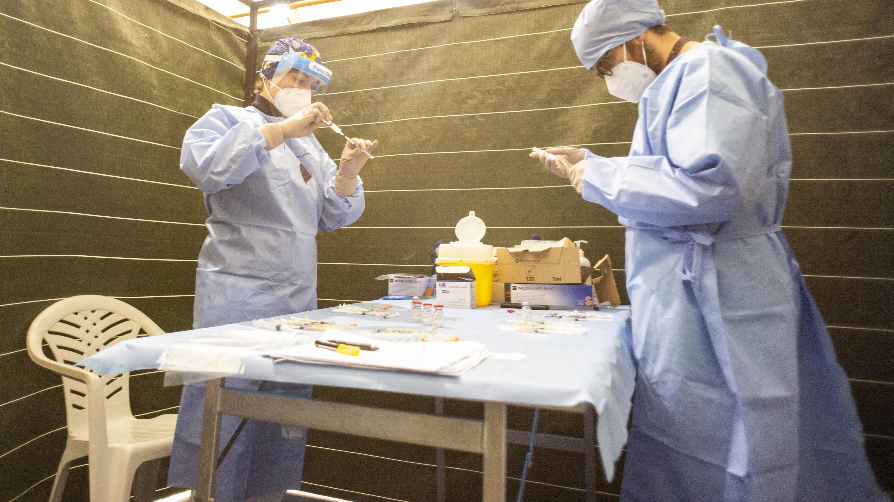 Ieri 551 vittime, mai così tante da gennaio. Appello dei presidi: vaccini ai ragazzi disabili