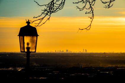 Il vento spazza via nubi e smog: da Bergamo si vede lo skyline di Milano 15