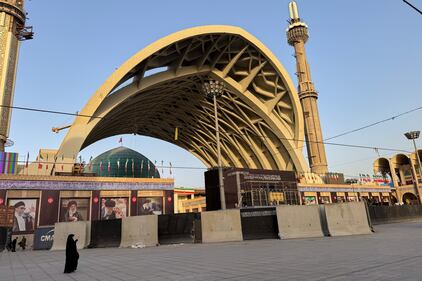 Iniziati i funerali di Khamenei: le immagini da Teheran 15
