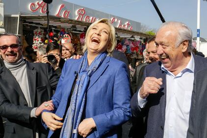 Marine Le Pen a TF1: "Via la bandiera dell'Ue dallo studio" 9
